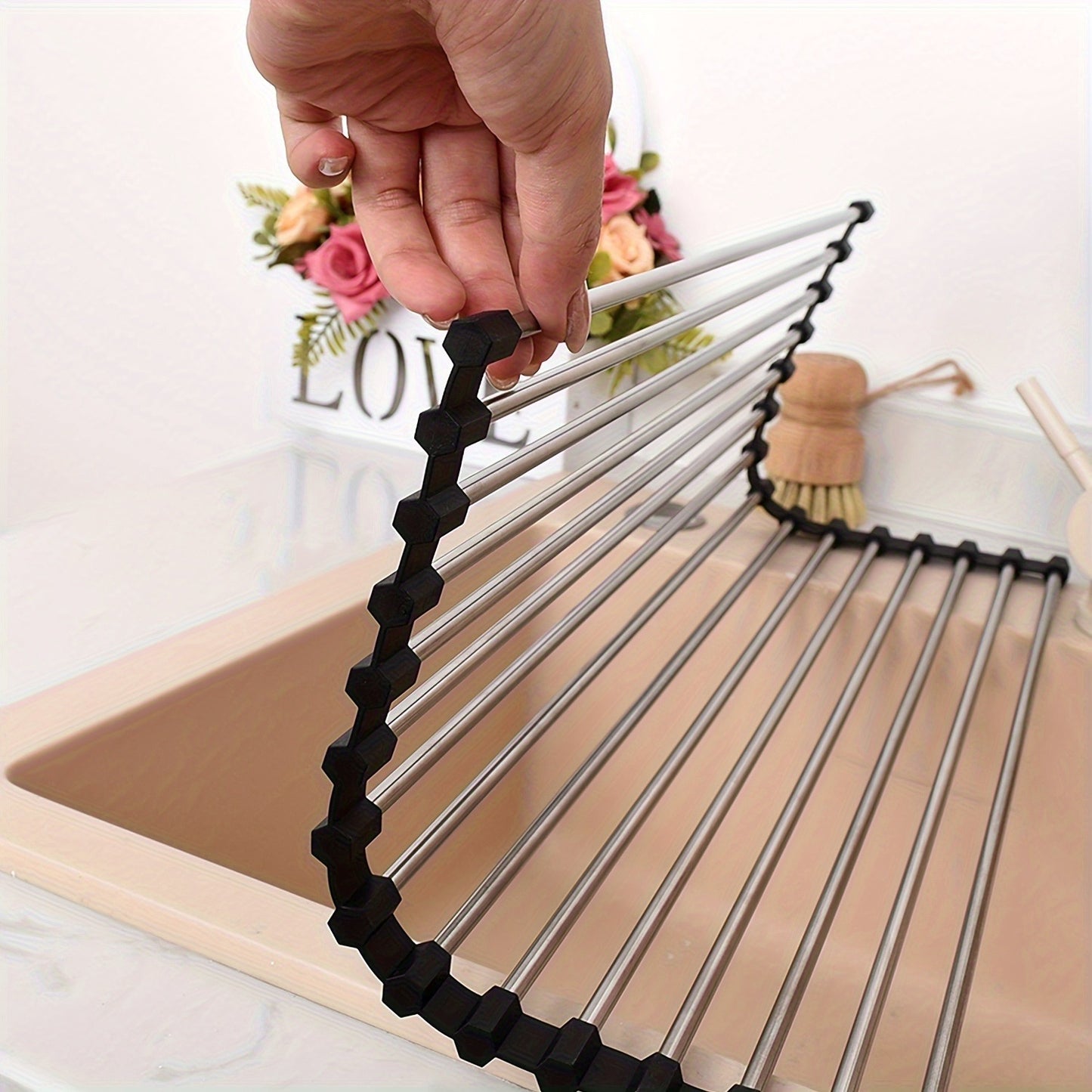 The Silicone Sink Organizer combines the functions of draining, washing vegetables and storing in one. It is made of heat-resistant material and can be rolled up. Easily deal with the mess of the kitchen sink and make cookies easily.