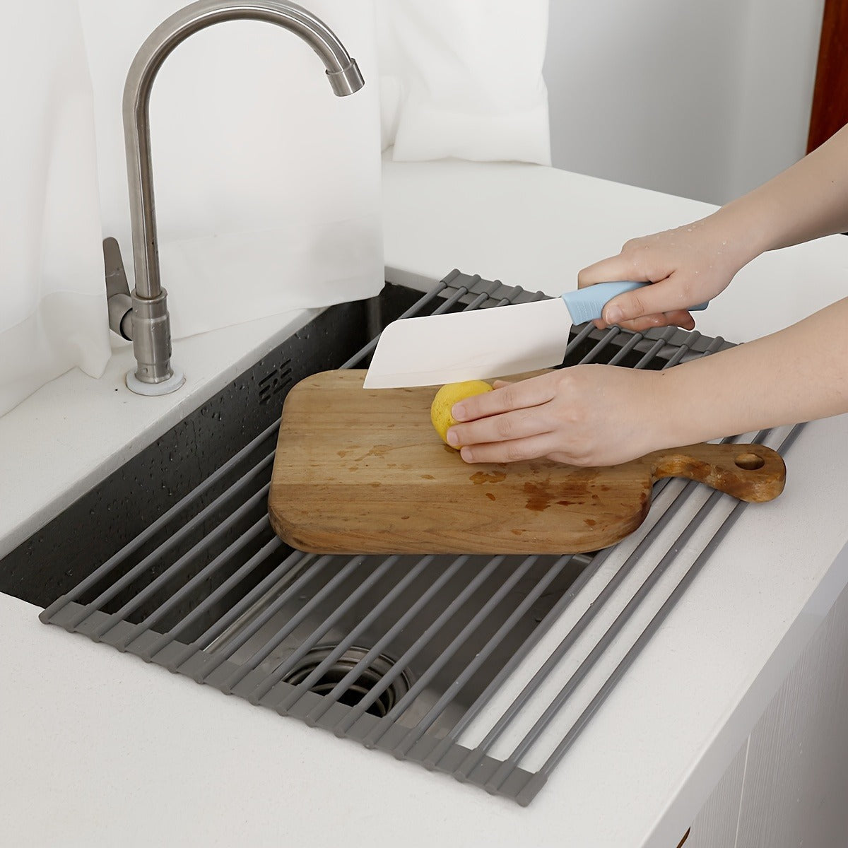 The Silicone Sink Organizer combines the functions of draining, washing vegetables and storing in one. It is made of heat-resistant material and can be rolled up. Easily deal with the mess of the kitchen sink and make cookies easily.