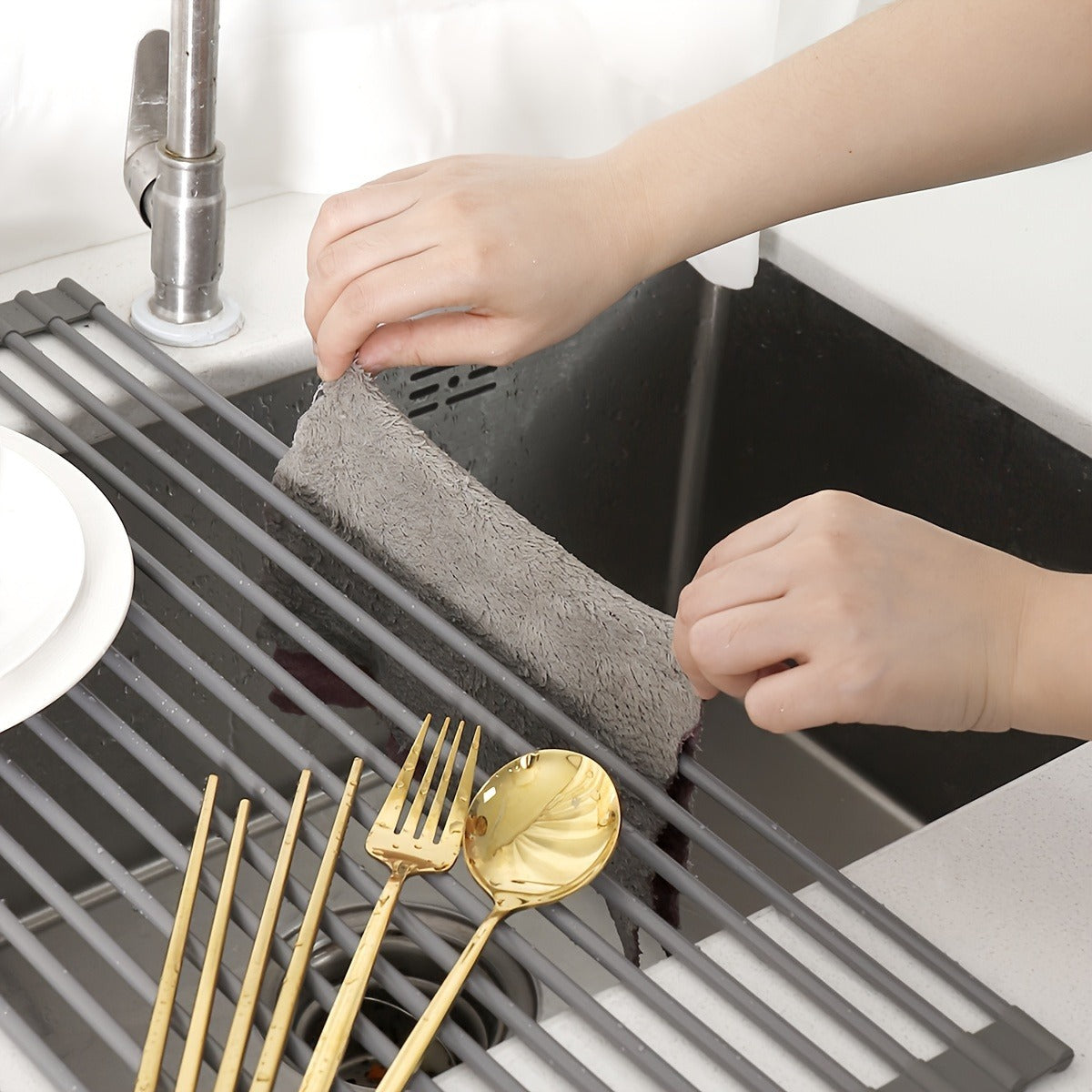 The Silicone Sink Organizer combines the functions of draining, washing vegetables and storing in one. It is made of heat-resistant material and can be rolled up. Easily deal with the mess of the kitchen sink and make cookies easily.