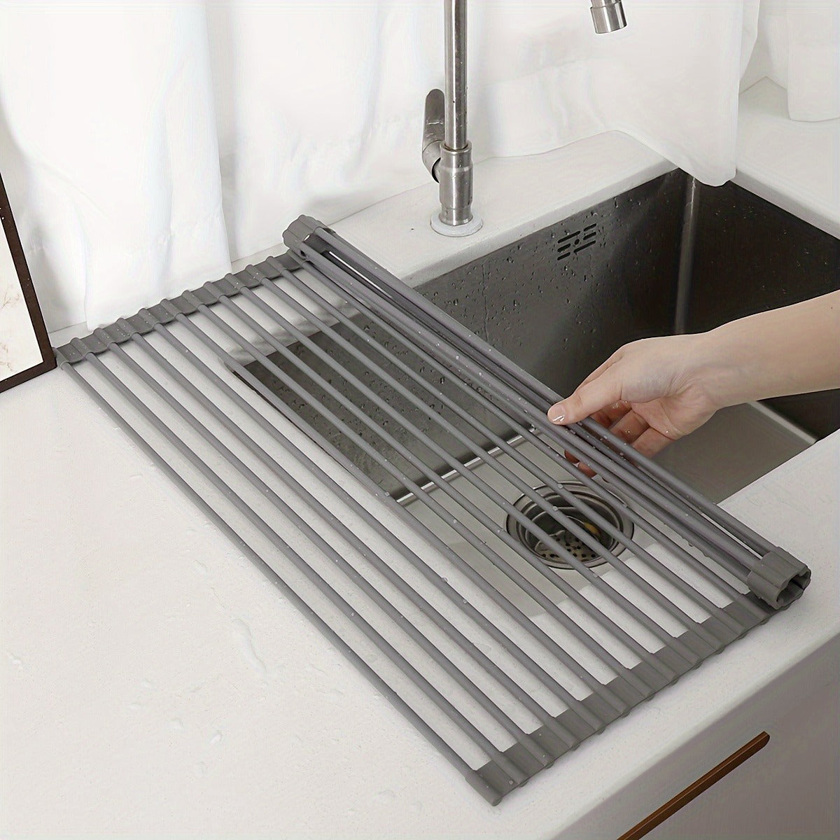 The Silicone Sink Organizer combines the functions of draining, washing vegetables and storing in one. It is made of heat-resistant material and can be rolled up. Easily deal with the mess of the kitchen sink and make cookies easily.