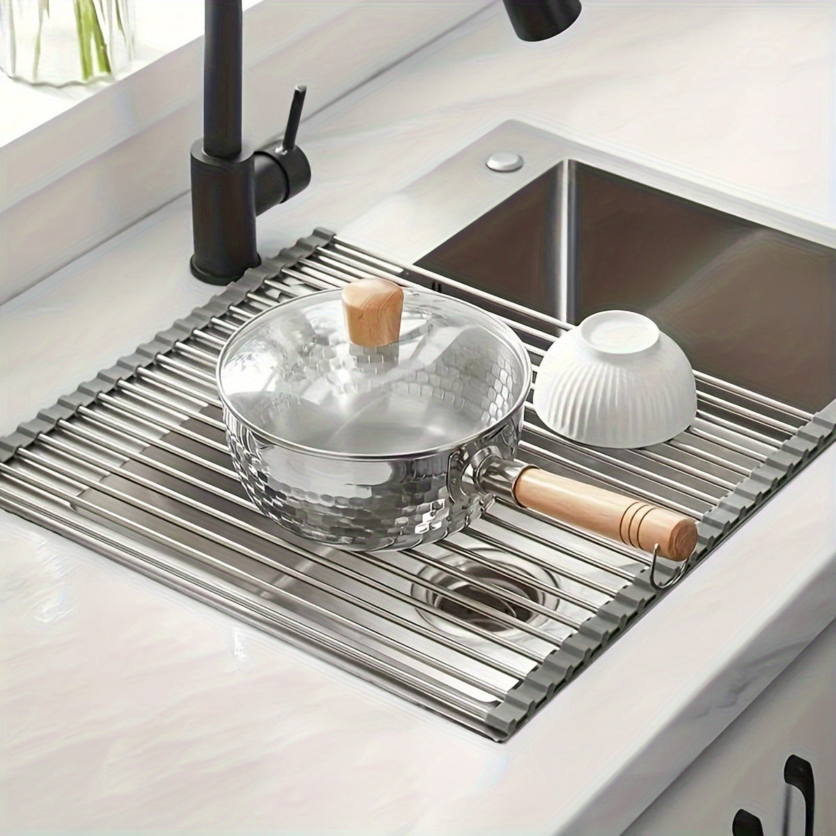 The Silicone Sink Organizer combines the functions of draining, washing vegetables and storing in one. It is made of heat-resistant material and can be rolled up. Easily deal with the mess of the kitchen sink and make cookies easily.