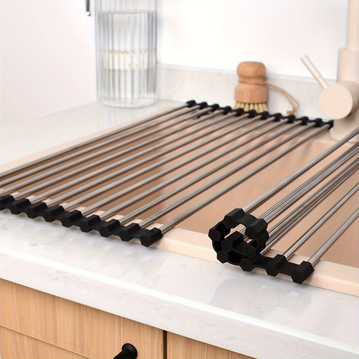 The Silicone Sink Organizer combines the functions of draining, washing vegetables and storing in one. It is made of heat-resistant material and can be rolled up. Easily deal with the mess of the kitchen sink and make cookies easily.