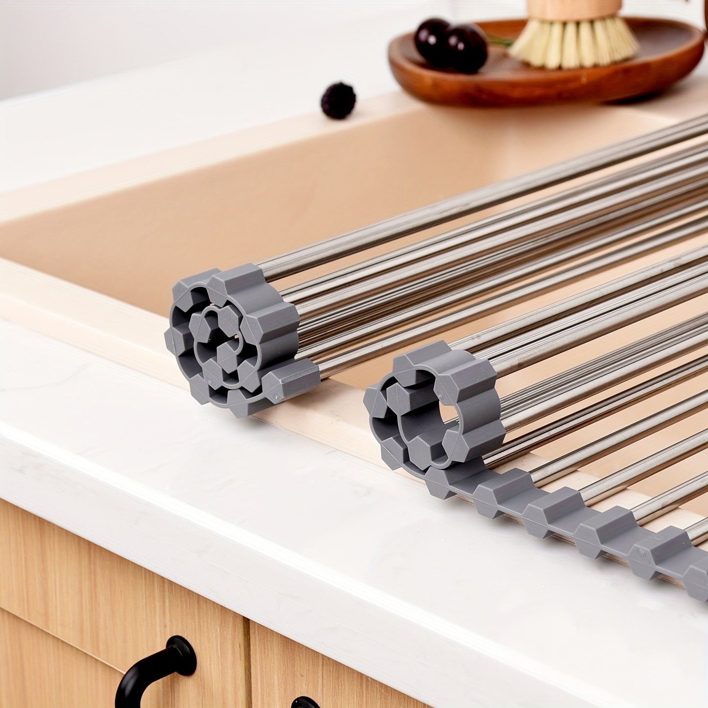 The Silicone Sink Organizer combines the functions of draining, washing vegetables and storing in one. It is made of heat-resistant material and can be rolled up. Easily deal with the mess of the kitchen sink and make cookies easily.
